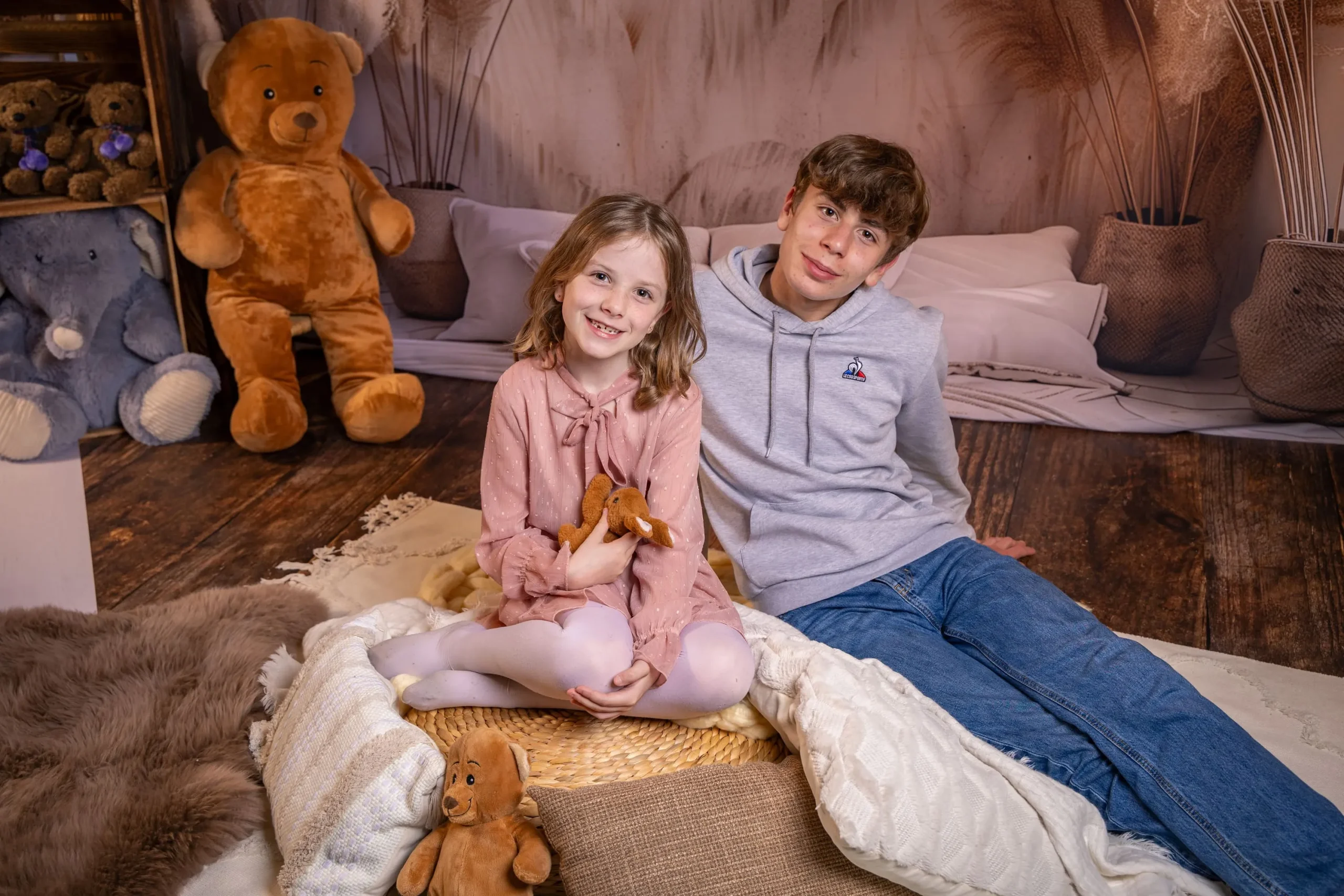 Portrait de deux enfants dans un cadre conçu par photo style à Seloncourt