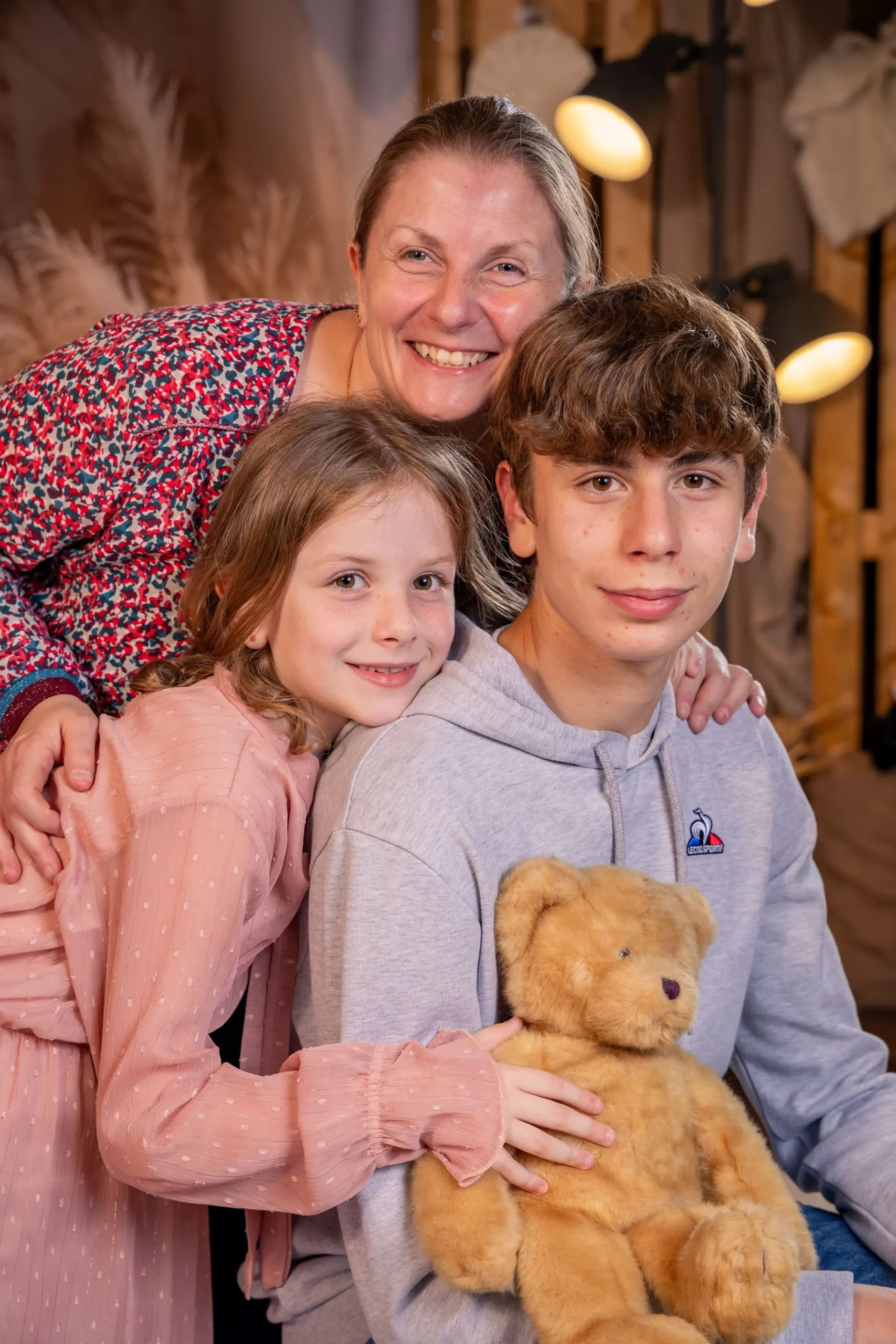 Portrait d'une femme avec ses deux enfants