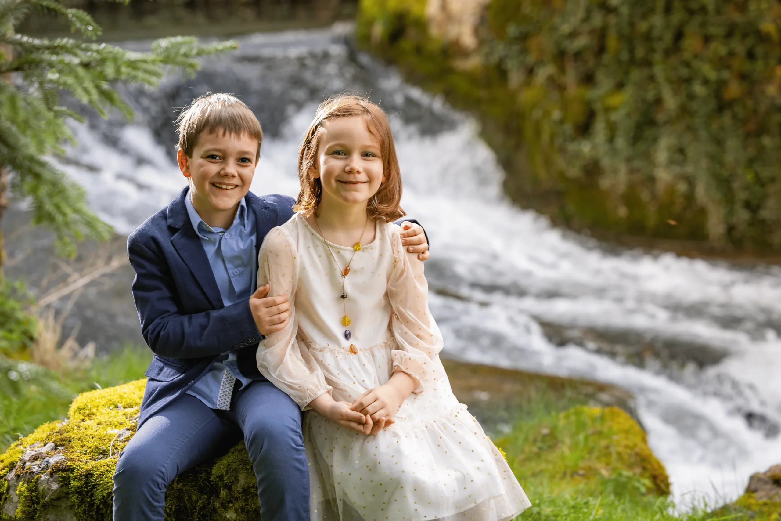 Portrait de deux enfants au bord de l'eau
